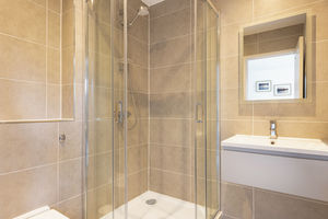 Bedroom en-suite shower- click for photo gallery